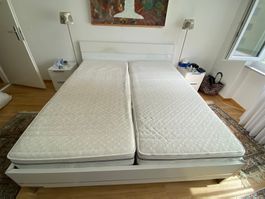 Doppelbett mit BICO-Lattenrost, Matratzen und Nachttischen