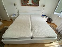 Doppelbett mit Matratzen und Nachttischen