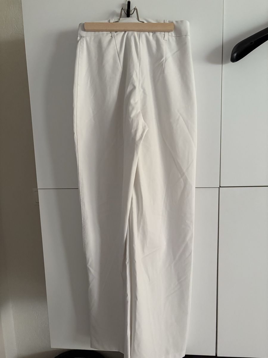 Bershka Pantaloni: Pantalon tailleur Bershka blanc, taille 34 – Usato da Pully venduto da kaba07