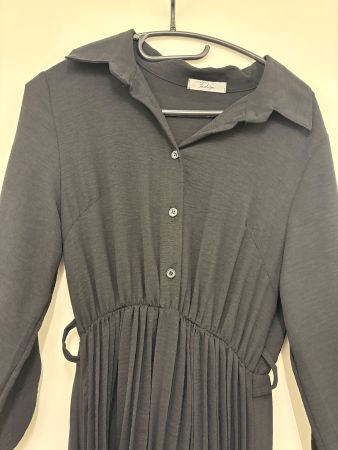 Kleid schwarz Faltenrock Roll-up Arm Grösse M