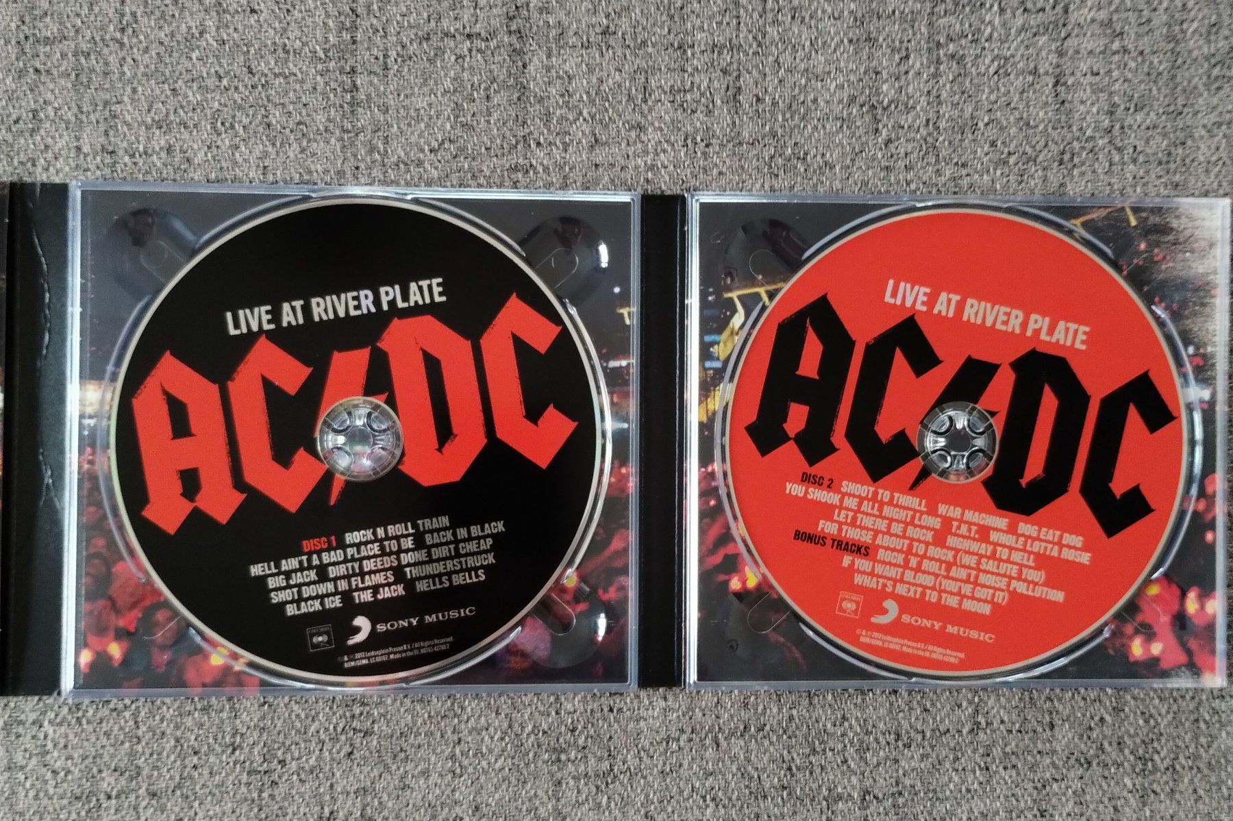 CDs: AC/ DC " Live at River Plate" 2cds – Neuf (Voir description) à Lausanne par Martinucci 2