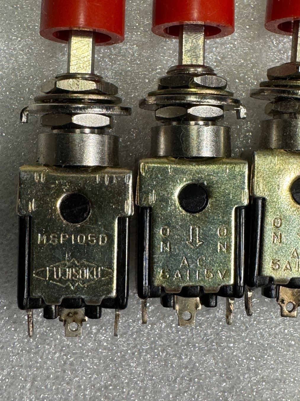 Interrupteurs: 24 Druckschalter Los 1 – Neuf (Voir description) à Ins par funkflieger 2