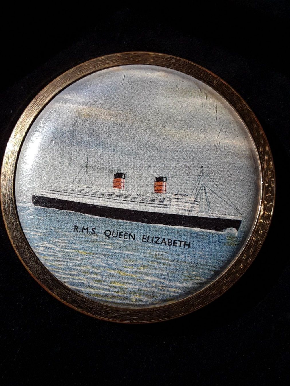 Cura del viso: Original Compact Puderdose RMS Queen Elizabeth ca. 1950 – Usato da Zürich venduto da sanwit
