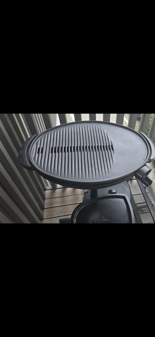 Grills: Elektrogrill mit Deckel und Thermometer schwarz, gebraucht – Gebraucht aus Rotkreuz von sim_8tdc 1