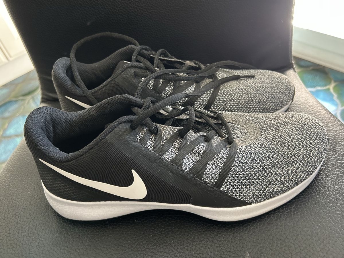 Scarpe da uomo: Nike Trainingsschuhe Grösse 44 – Usato da Emmen venduto da Carbru