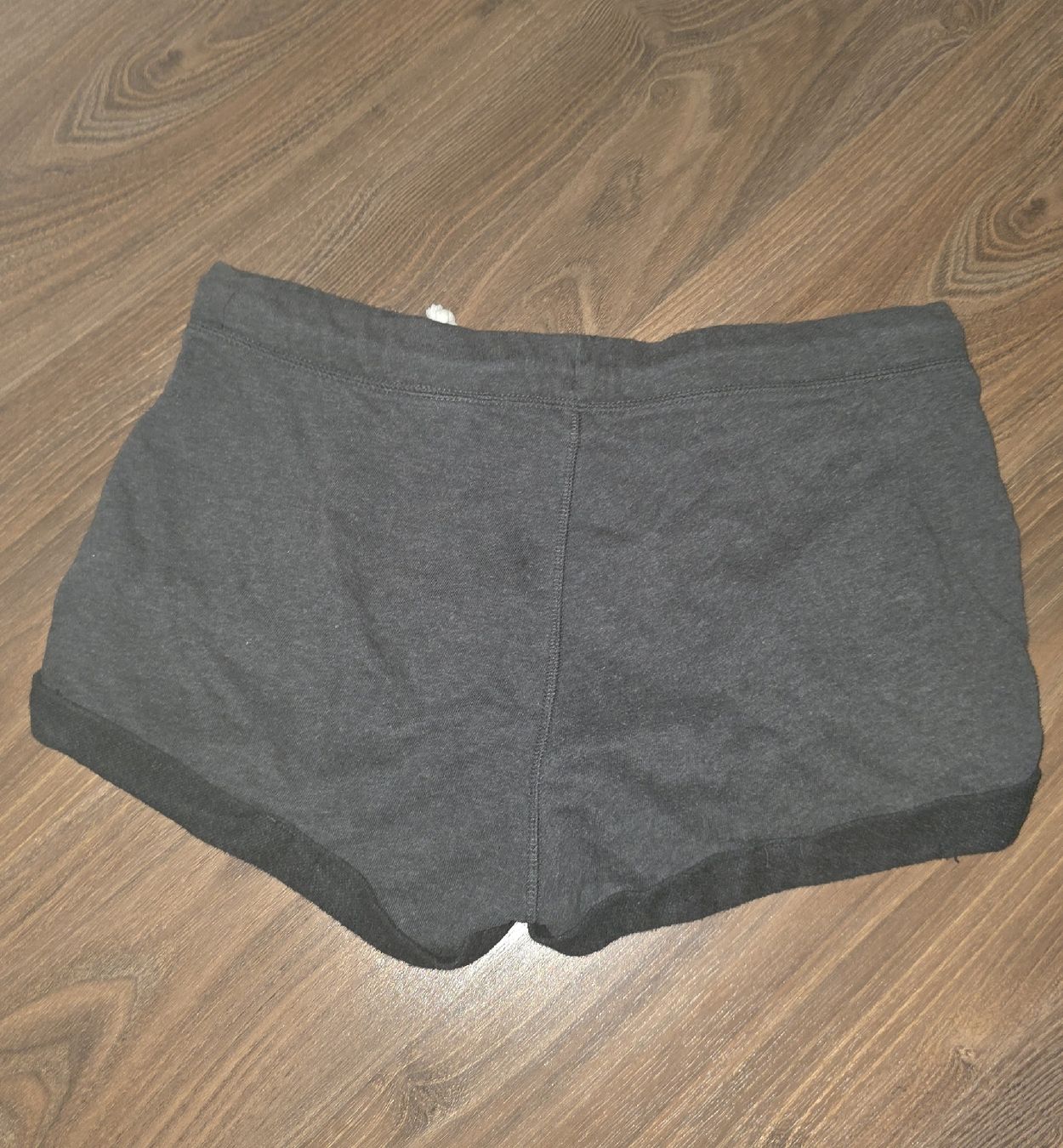 Pantaloni: Damen shorts grau Grösse M – Usato da Wetzikon ZH venduto da secondhandsfashion 1