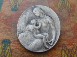 Epinglette  "  Femme et enfant     1 août  1945   (N)