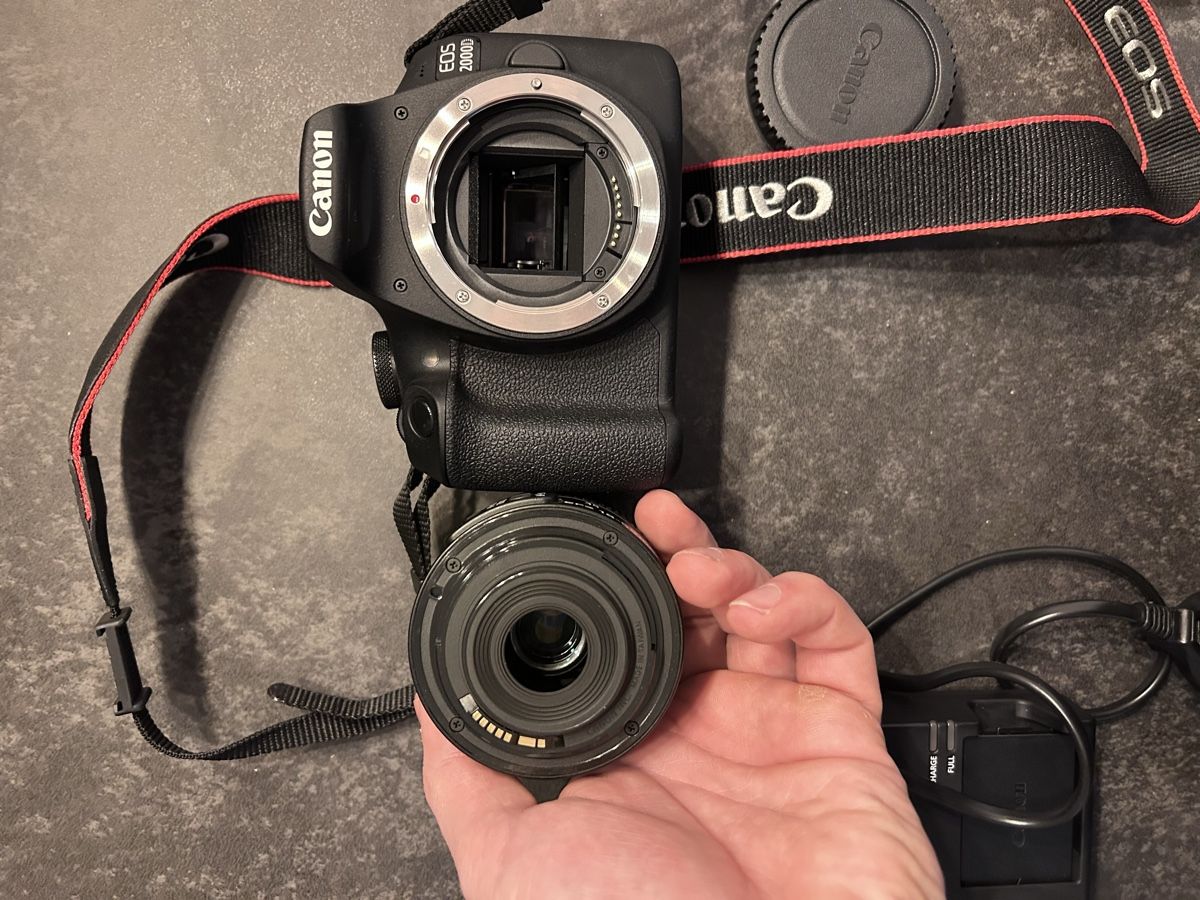 Canon Kamera: Canon EOS 2000D + 18-55mm IS II + Ladegerät – Neu (gemäss Beschreibung) aus Gipf-Oberfrick von Anelkooo 5