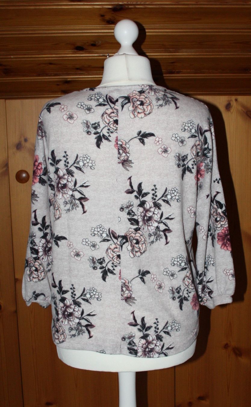 Pullover & Sweatshirts: Pullover Chicoree beige - bunt mit Blumen Gr. M – Gebraucht aus Flüelen von Diversicum-Textil 1