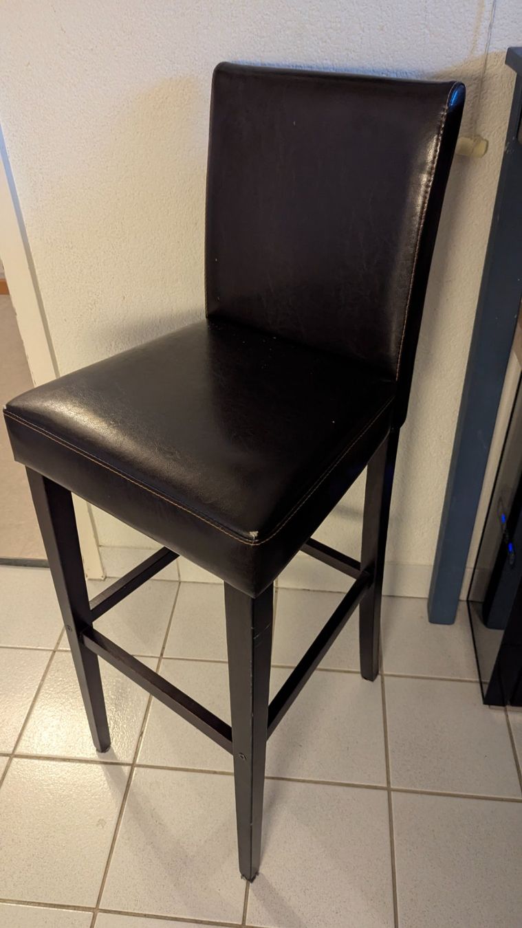 Tavoli: Set: Grosser Bartisch + 2 elegante Barstühle: NP = CHF 800.- – Usato da Zürich venduto da lete76 3