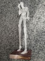 Glasfigur Guido Stadelmann Hinterfragerei 1993 
