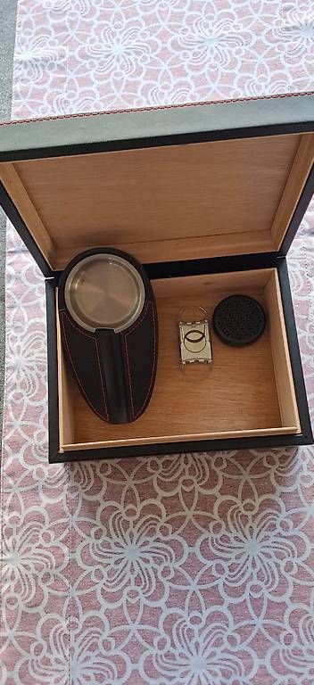 Humidore: Humidor PU schwarz/rot – Neu (gemäss Beschreibung) aus Bottmingen von veroda01 2