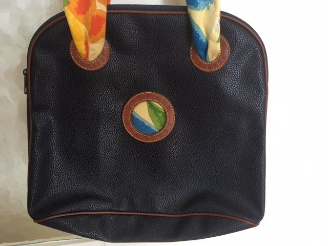 Borse da donna: Dunkelblaue Tasche mit farbigen Details – Usato da Brugg AG venduto da Biomaga