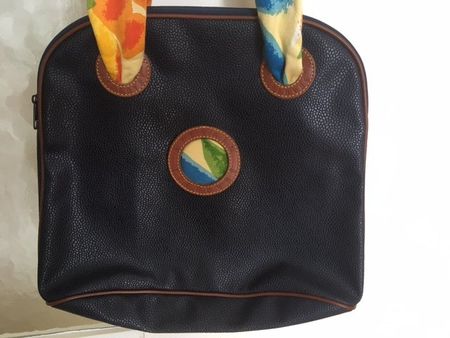 Dunkelblaue Tasche mit farbigen Details