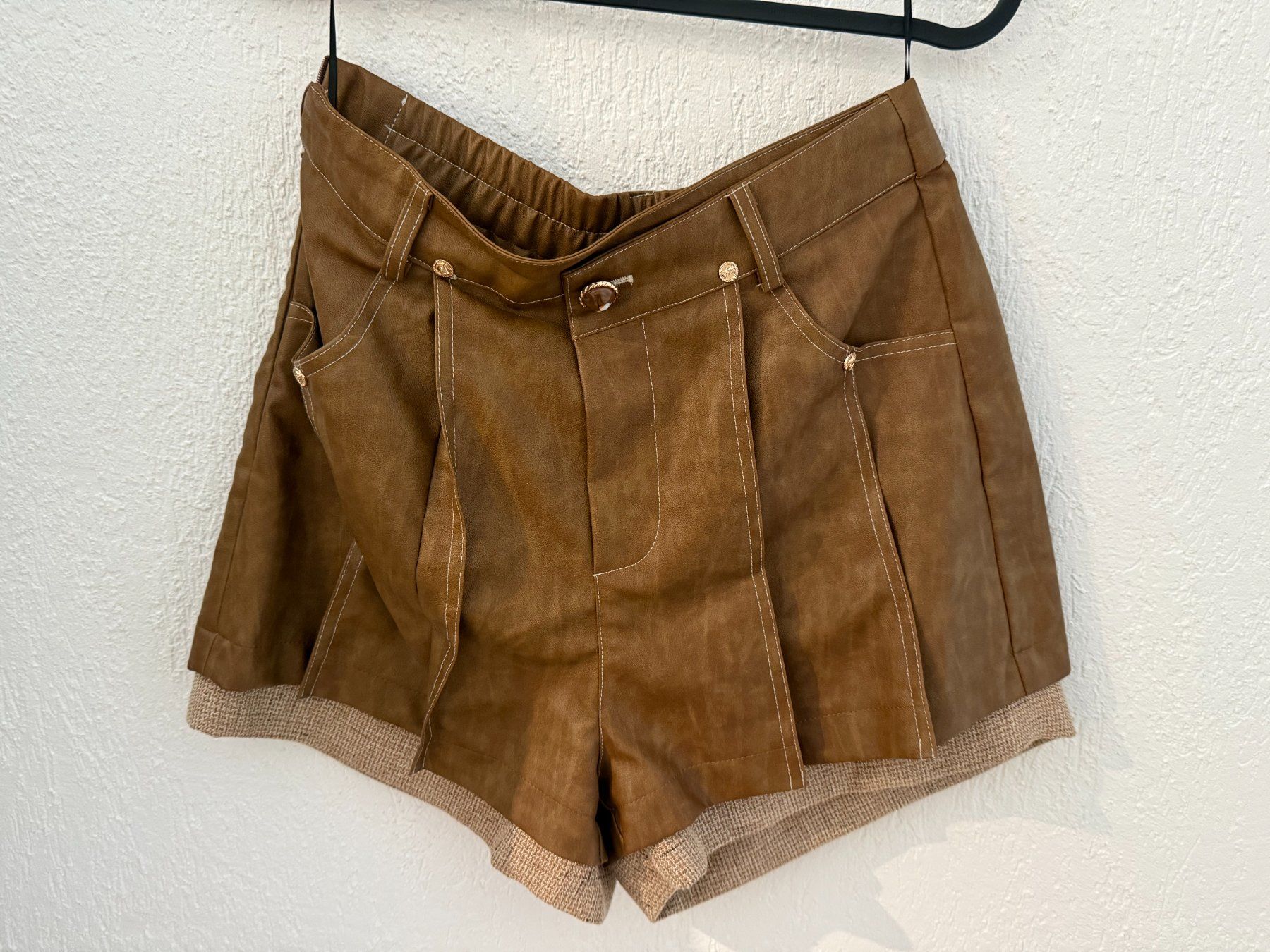 Pantaloni: leather-like shorts – Usato da Russikon venduto da Moc_r7pn