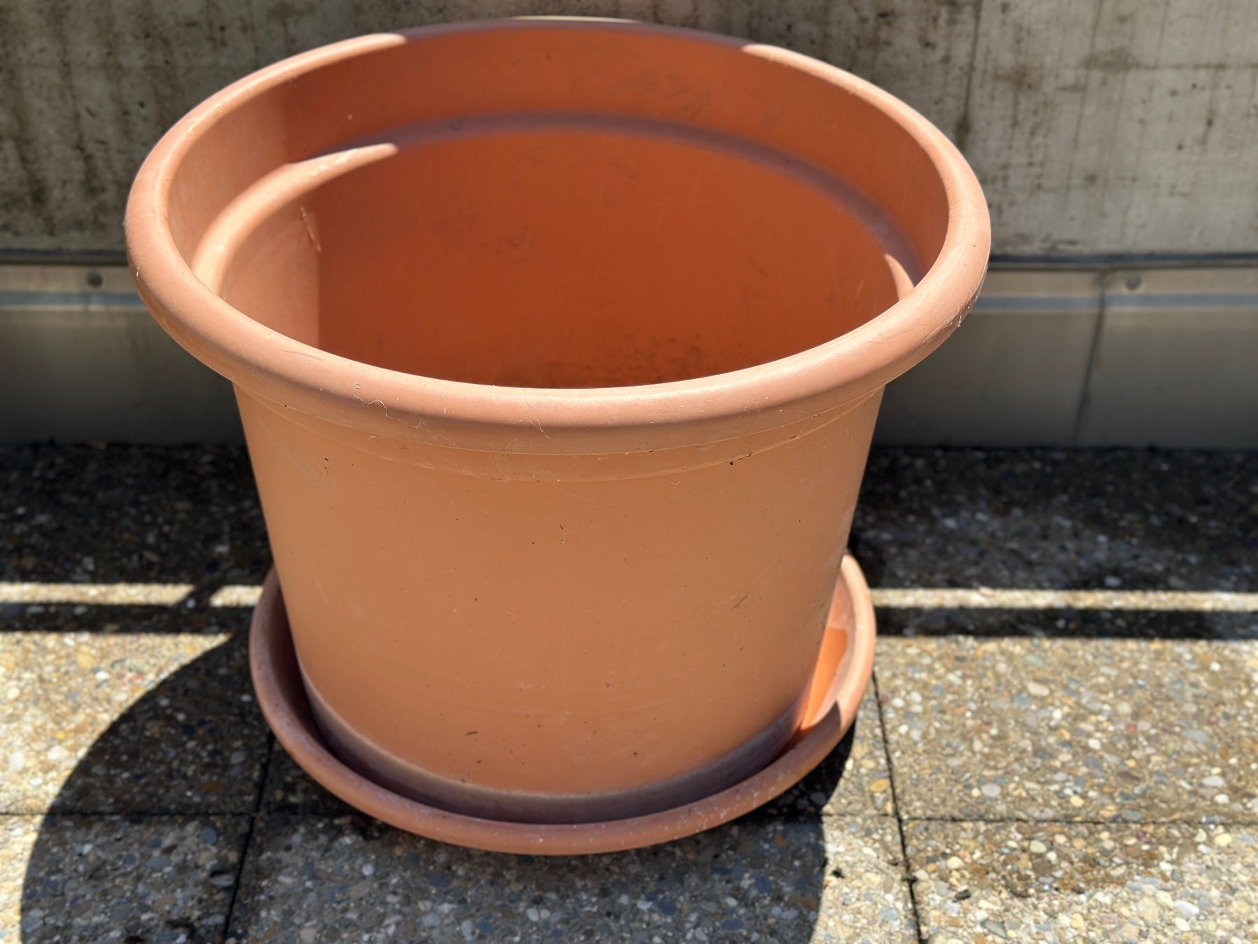 Vasi per fiori: grosser Pflanzentopf Kunstoff mit Untersetzer 55cm – Usato da Zuzwil SG venduto da jea_lh9m 1