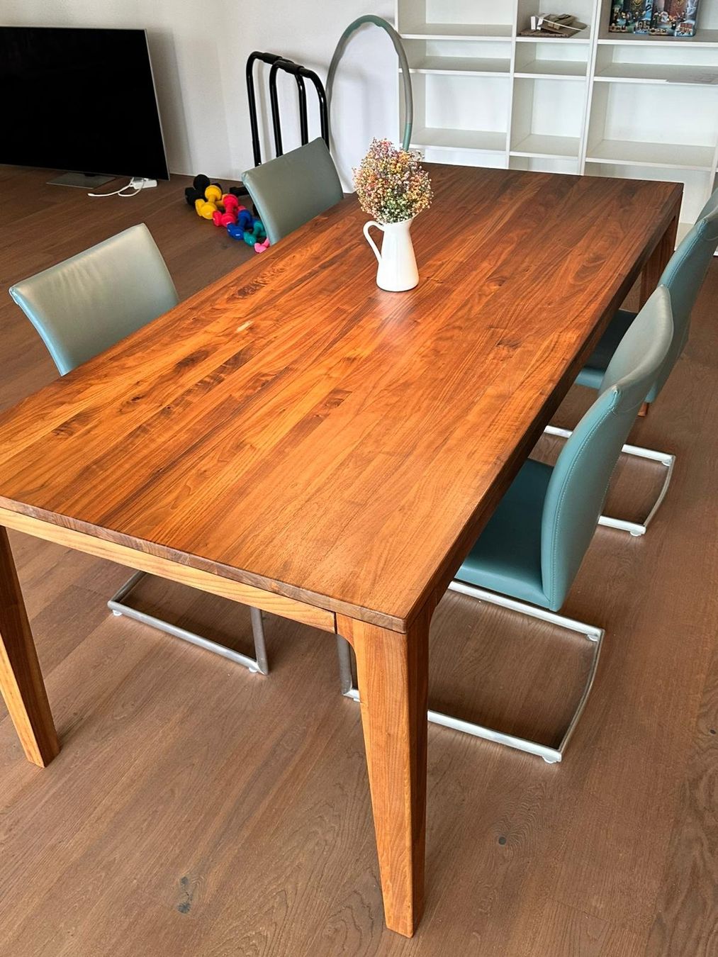 Set di tavolo e panche: Nussbaum-Tisch mit Lederstühlen – Usato da Triengen venduto da alfi_90