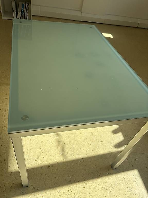 Tische: Table avec plateau en verre – Gebraucht aus Evionnaz von roh_l5yz