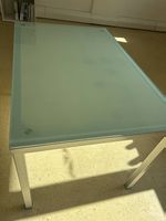Table avec plateau en verre