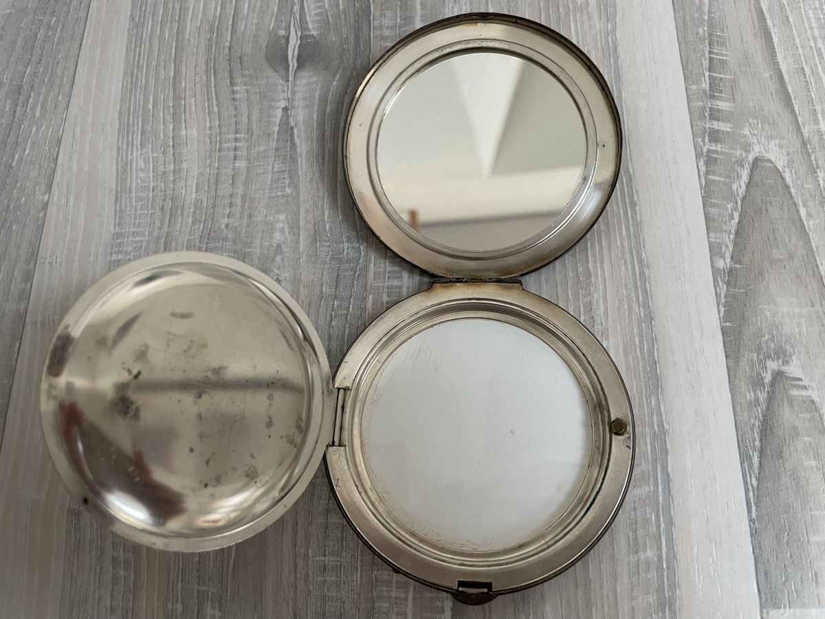 Make-up: Puderdose 8 cm emailliert um 1950 – Usato da Hellikon venduto da Giojo 4