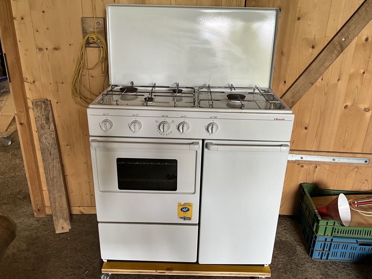 Cucine: Mobiler Gaskochherd mit Backofen & vier Kochplatten – Usato da Biel/Bienne venduto da Projektorium 1
