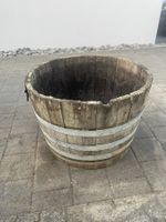 Verwitterter Holzbottich