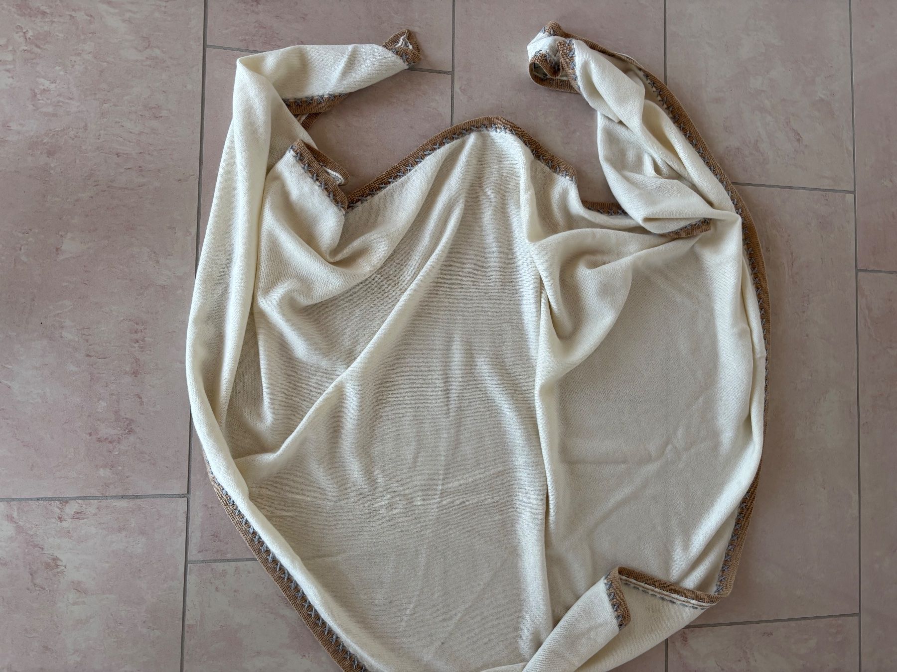 Codello Foulard & Sciarpe: Dreiecktuch von Codello – Nuovo (secondo la descrizione) da Wohlenschwil venduto da F.F.
