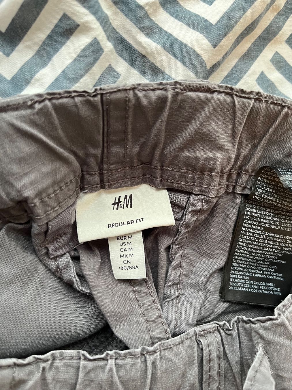 H&M Pantaloni: Pantalon cargo gris – Usato da Genève venduto da njia 2