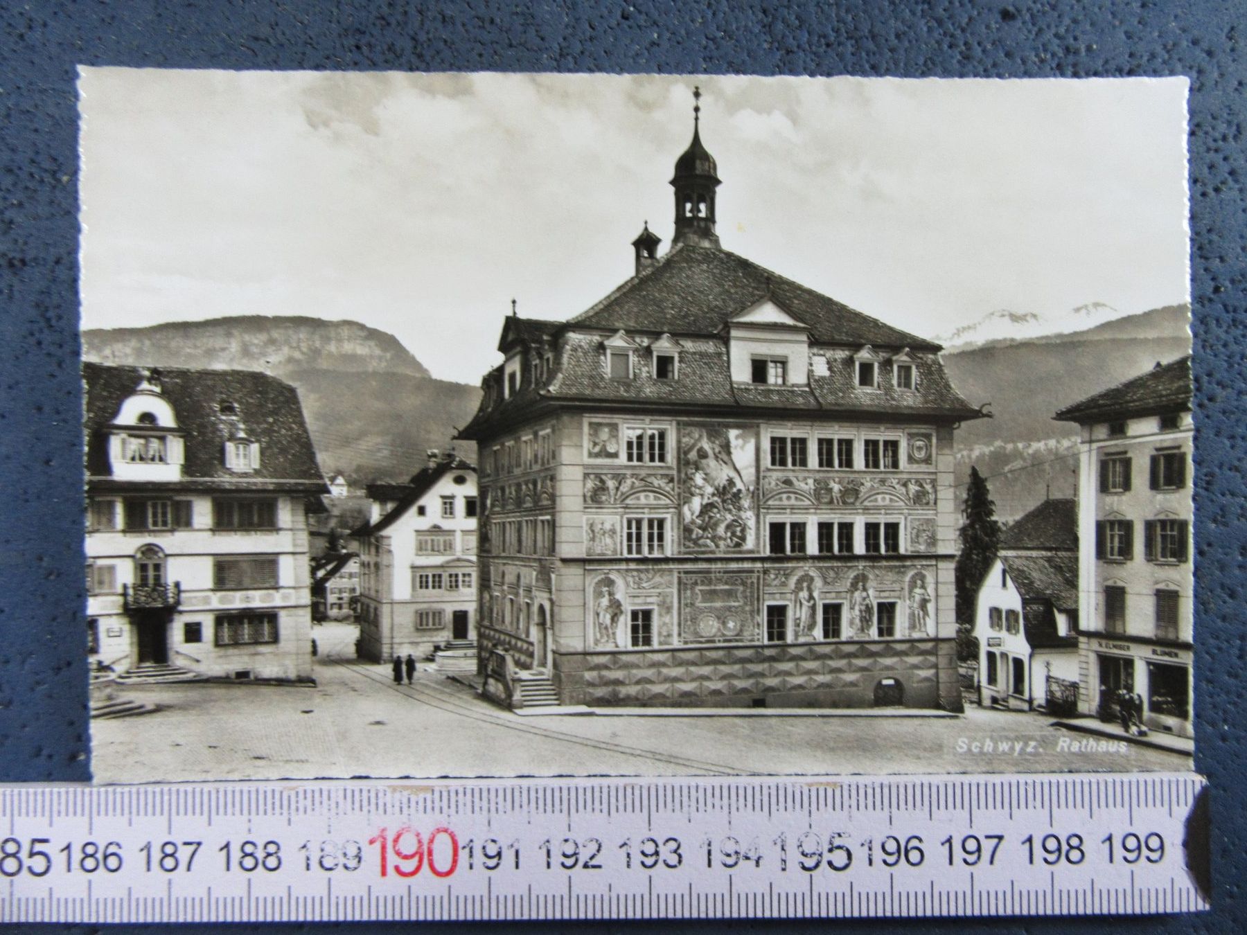 Cartoline postali: SCHWYZ RATHAUS-PLATZ SZ AK – Usato da Ettingen venduto da Hausi4711
