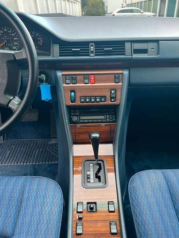 Autos: Mercedes-Benz W124 230 E – Gebraucht aus Langenthal von Goergens10 3