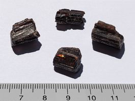 Dravit Turmalin Rohstein ca.14mm 4Stk. 42.90ct