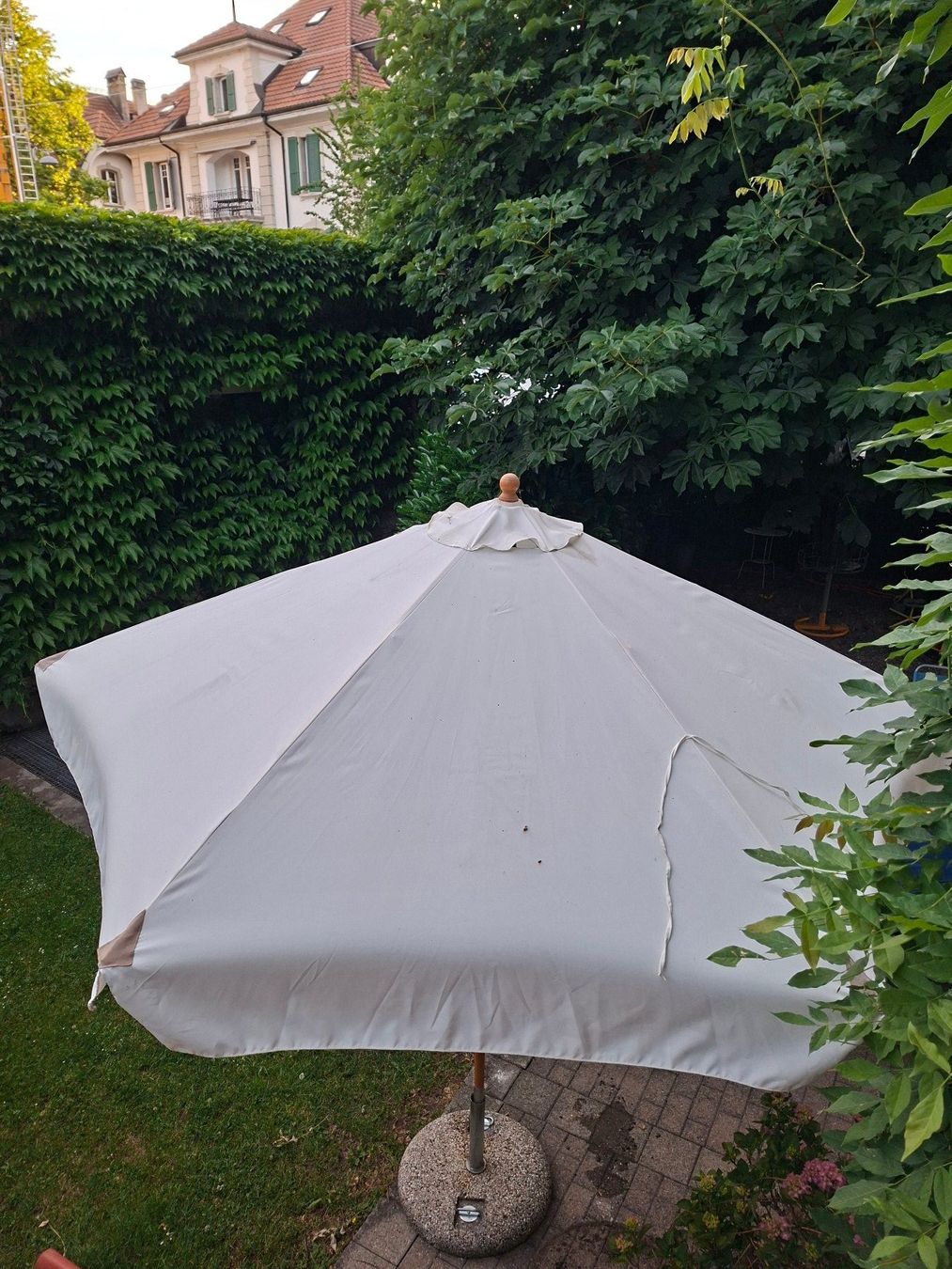 Ombrelloni: Sonnenschirm mit Betonsockel – Usato da Bern venduto da lepete 2