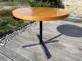 Runder Tisch Holzplatte mit Metallfuss Horgen Glarus