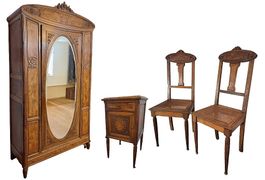 Antiker Jugendstil Schrank mit Stühlen