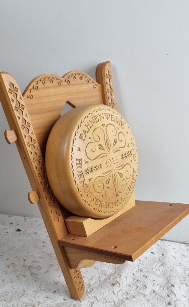 Tutte le decorazioni: Herziges Käseräf aus Holz handgeschnitzt – Usato da Flums venduto da Flumsantik 2