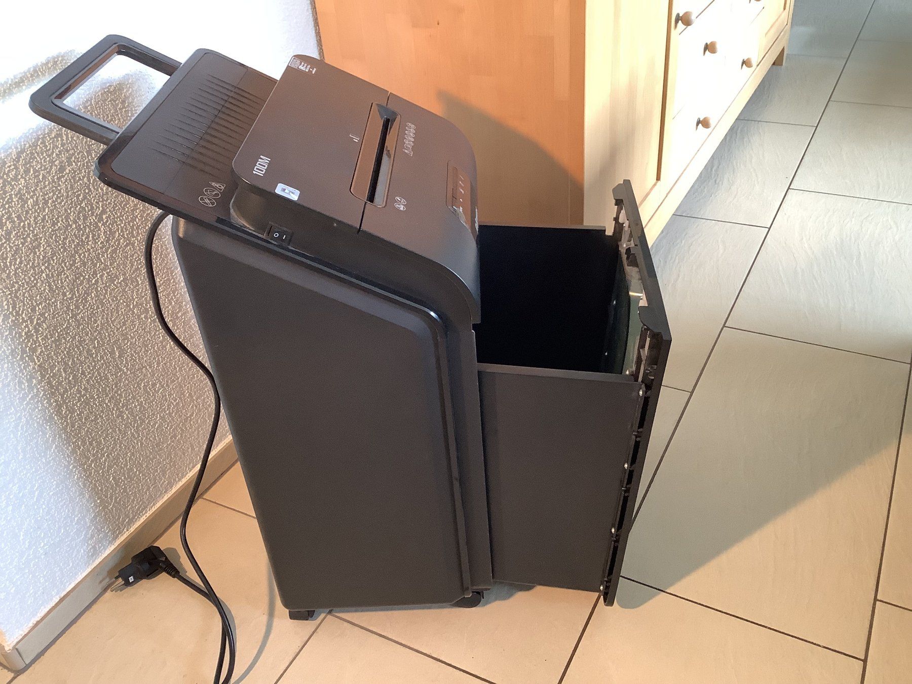 Fellowes Distruggi documenti: Fellowes 100M Aktenvernichter – Usato da Biel-Benken BL venduto da teakesj 2