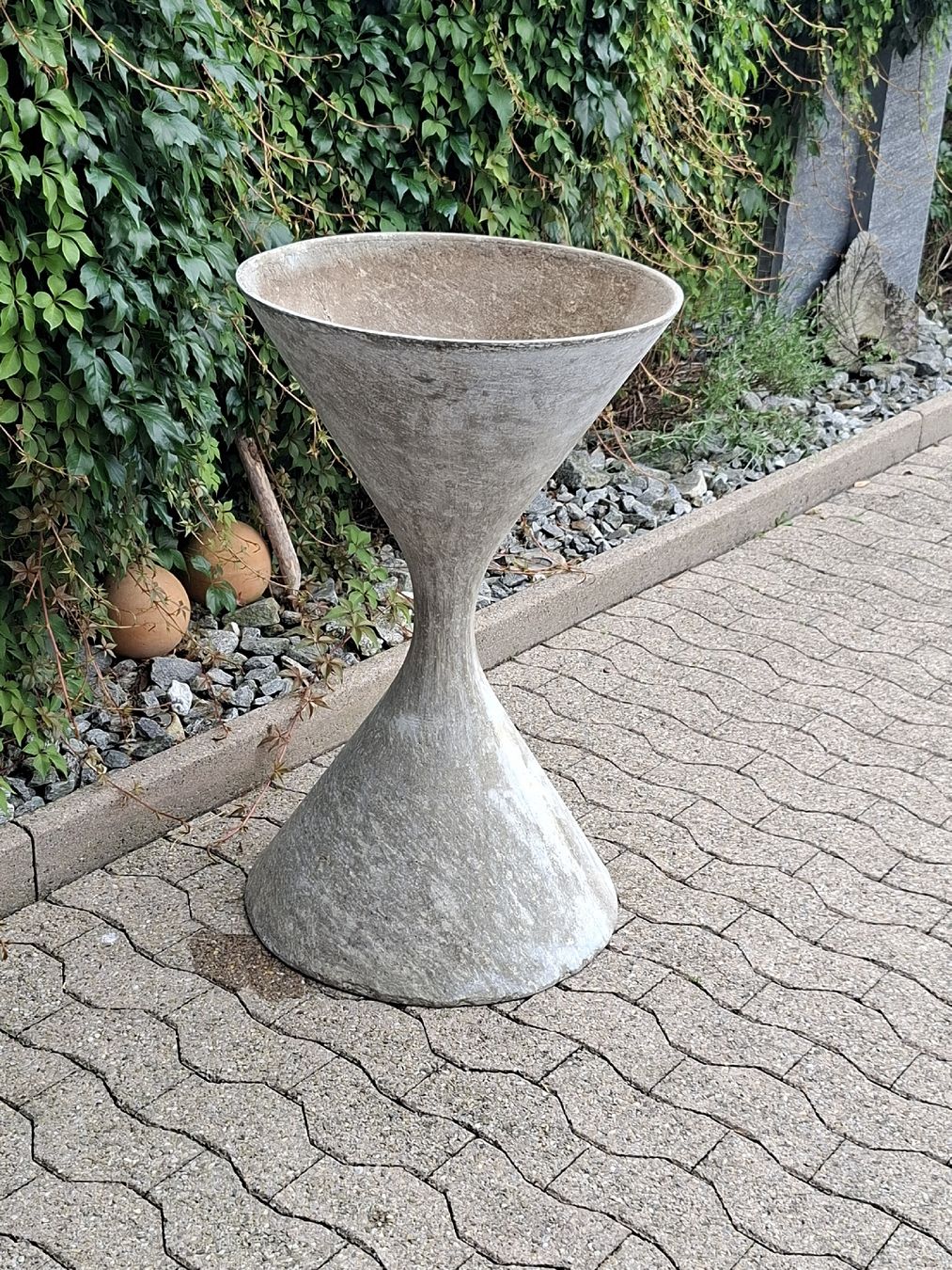 Eternit Vasi per fiori: Willy Guhl Eternitt Blumenspindel  – Usato da Ganterschwil venduto da HeidiuPeter 9