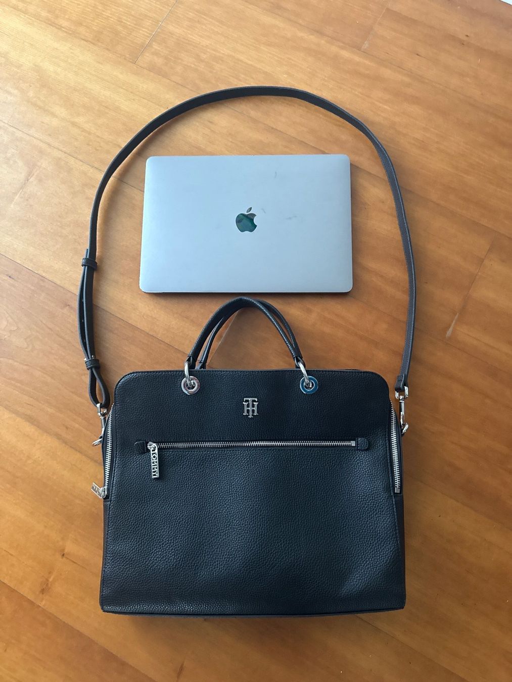 Tommy Hilfiger Borse da donna: Laptoptasche Tommy Hilfiger schwarz – Usato da Thalwil venduto da vernasm 1
