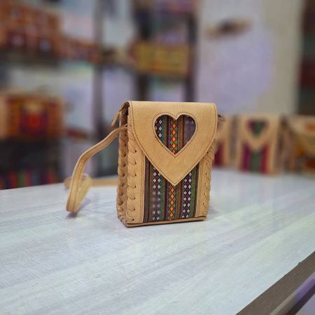 Handgefertigte afghanische Umhängetasche Leder & Herzdesign