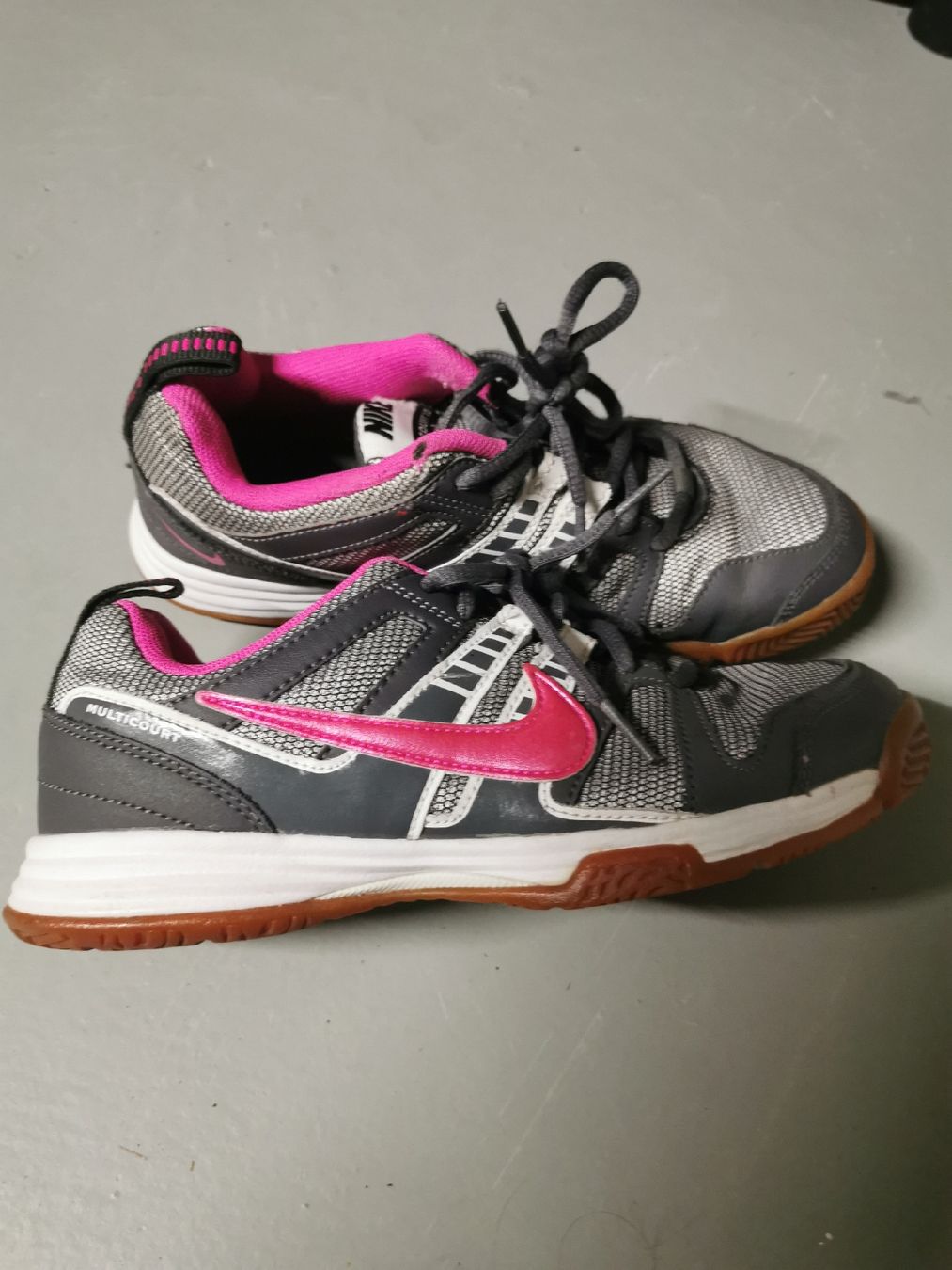 Nike Chaussures femmes: Nike multicourt 10 gr 36,5 – D'occasion à Mühlethurnen par GaspAnita