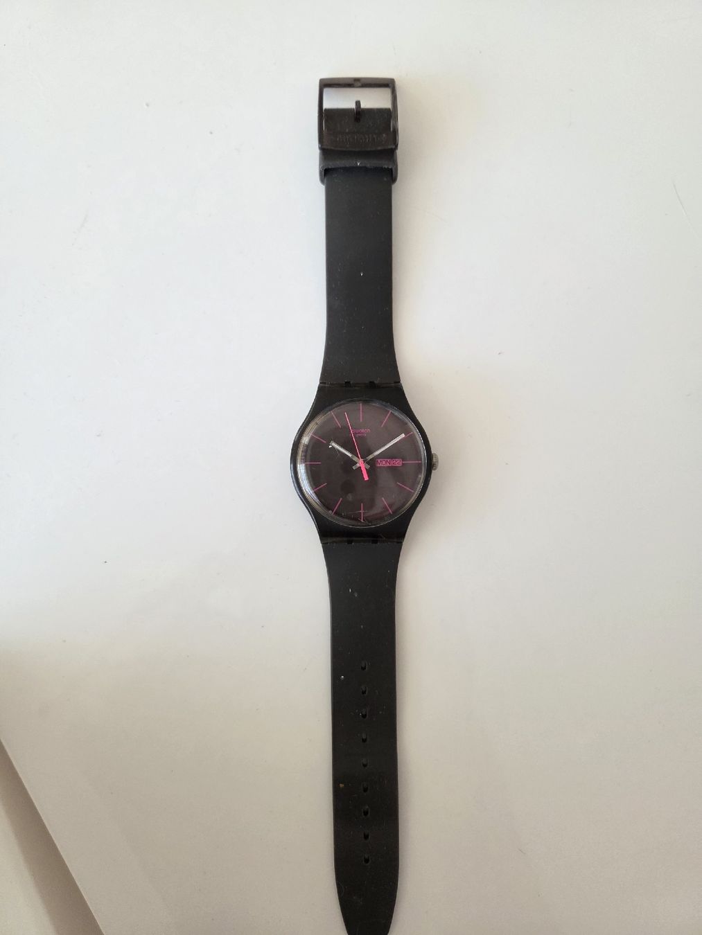 Swatch Orologi: Montre Swatch noire et rose – Usato da Delémont venduto da HappyGirl 1