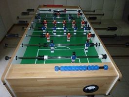 Tischfussball mit klappbaren Beinen
