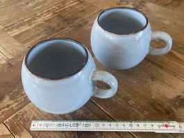 Zwei grosse Tassen, Keramik, helles Blau ab 1 Franken