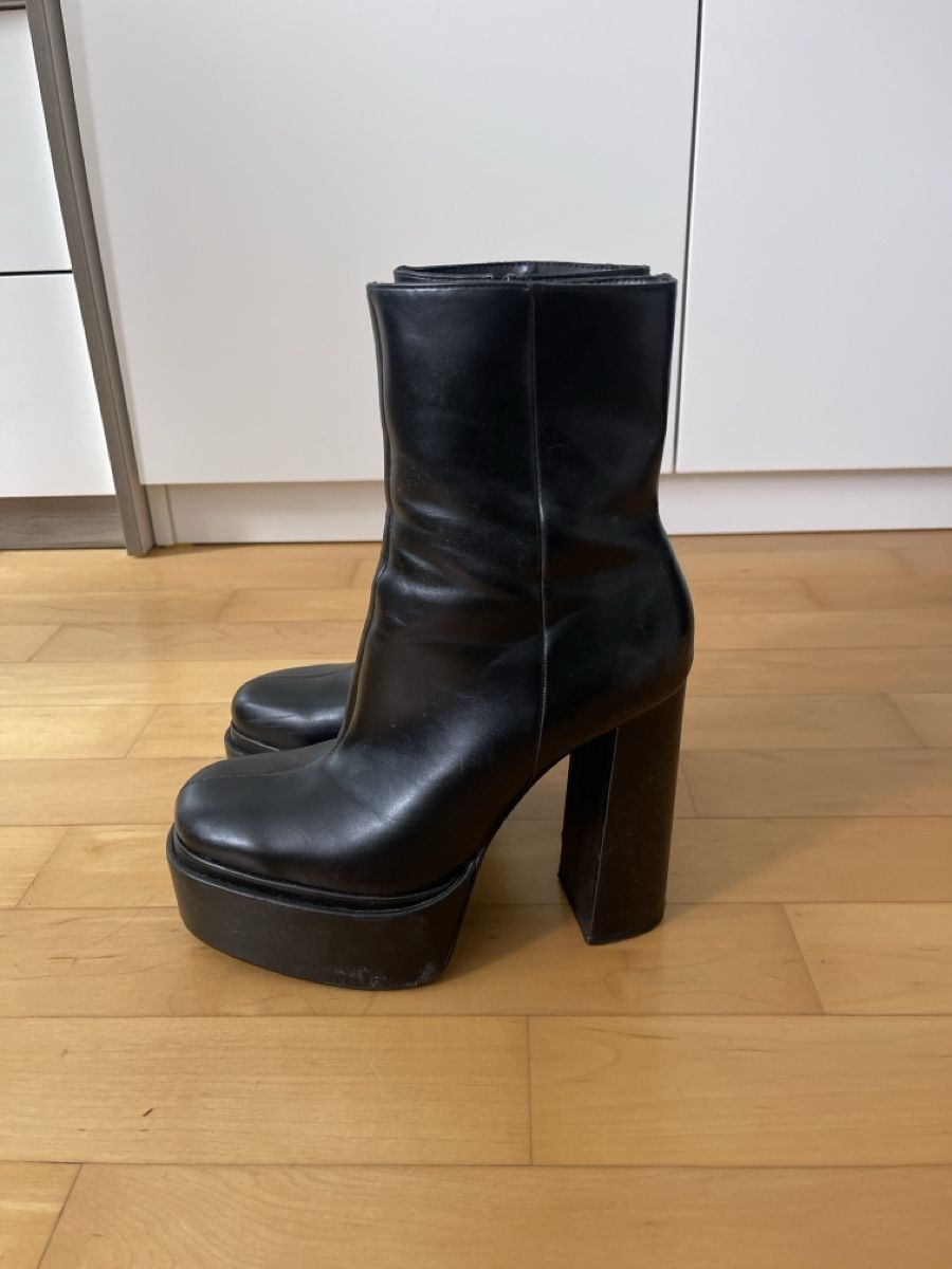 Zara Damenschuhe: Schwarze Plateau Stiefeletten 37 – Gebraucht aus Zürich von Shimmyya