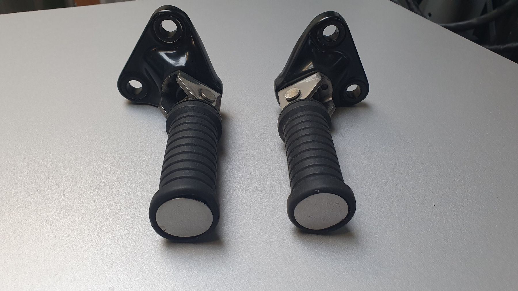 Triumph Tutti i ricambio per moto: Triumph Thunderbird 1700 Fussrasten – Usato da Benken SG venduto da JoBla_