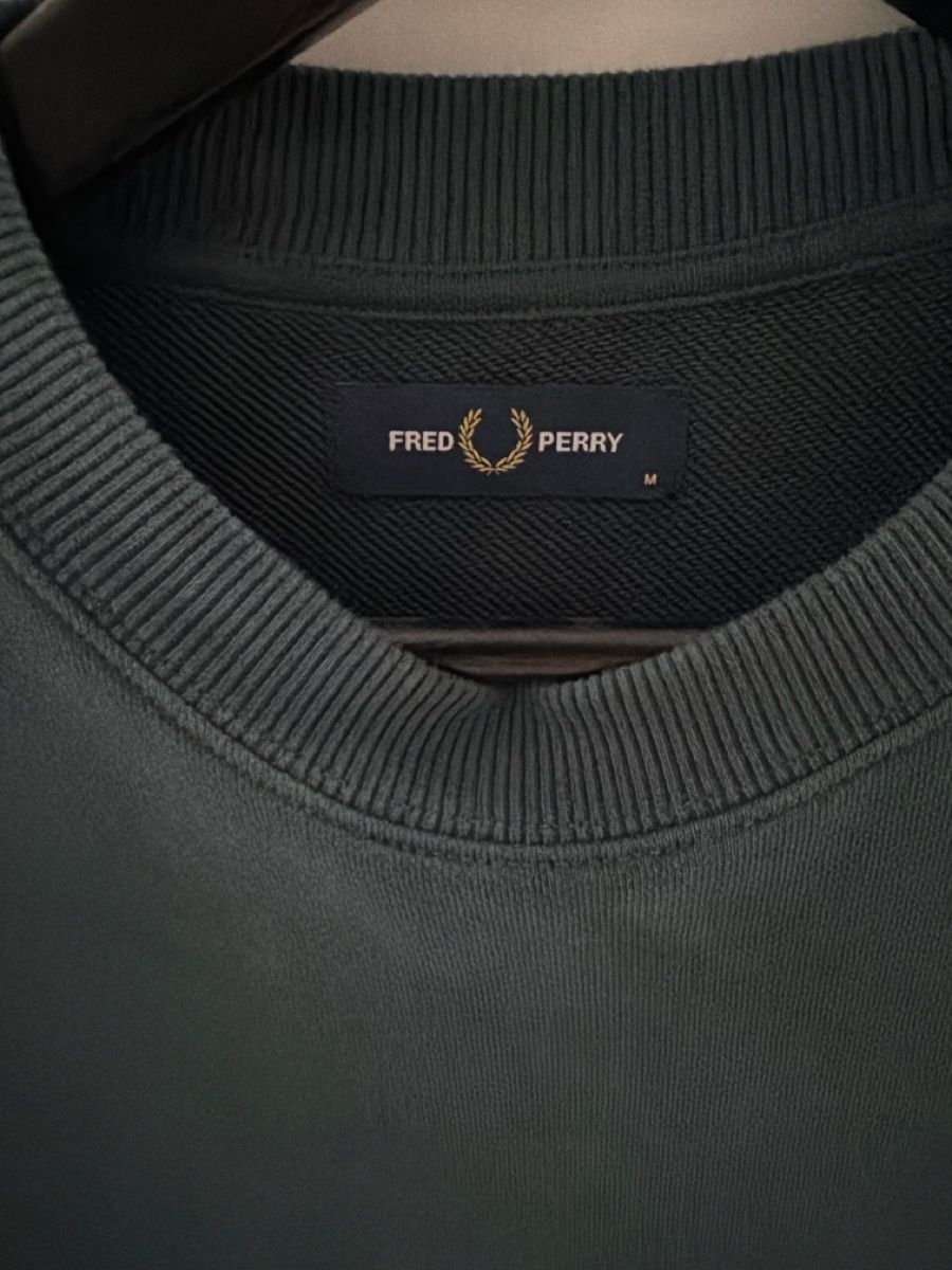 Fred Perry Pulls & Sweat-shirts: Fred Perry Pullover dunkelgrün, Grösse M, gebraucht – D'occasion à Buochs par grumpy_gyoza57 1