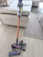 Dyson V10 Akk-Staubsauger mit Zubehör – Akku erst 3 Monate a