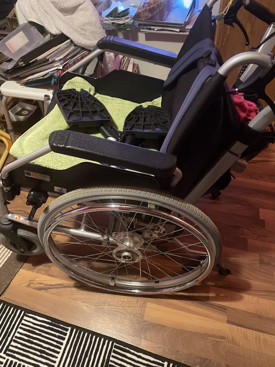 Sedie a rotelle: Rollstuhl mit Schiebehilfe – Usato da Lippoldswilen venduto da Munot04 2