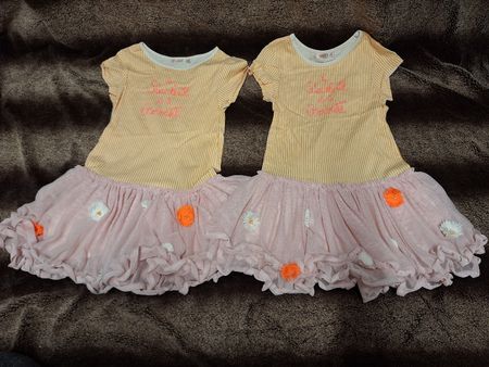 2x Kleid für Zwillingsmädchen, Gr. 102 4y, Sommerlich Blumig