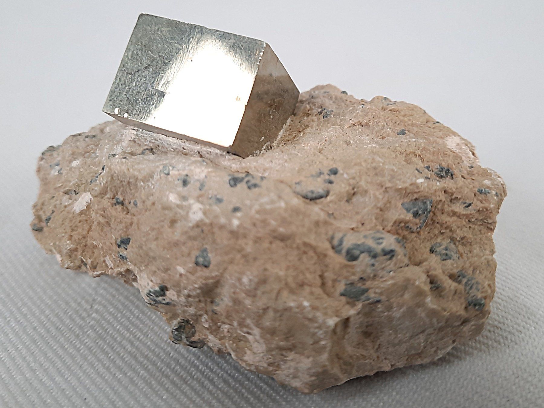 Minerali & Pietre curative: 3 Pyrit -Würfeln auf Matrix – Usato da Beinwil am See venduto da Restwert_Beinwil 7